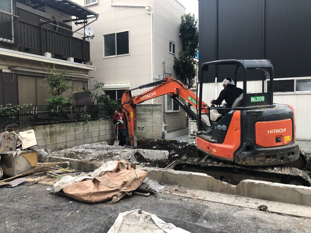 ミニショベルで解体作業を行う現場の様子