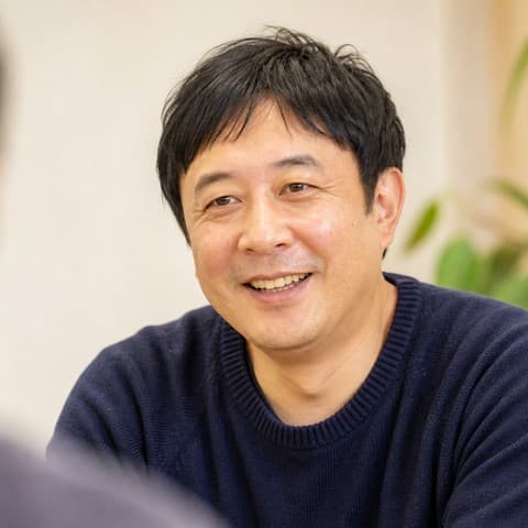 打ち合わせで解体のご相談をされる日本人男性のお客様